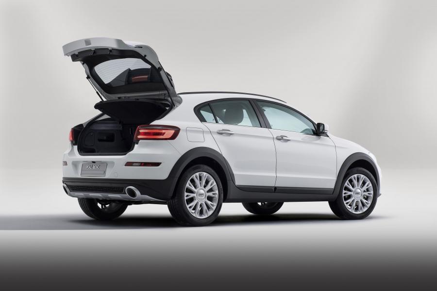  Qoros 3 City SUV 2014 года  (фото 17 из 35)